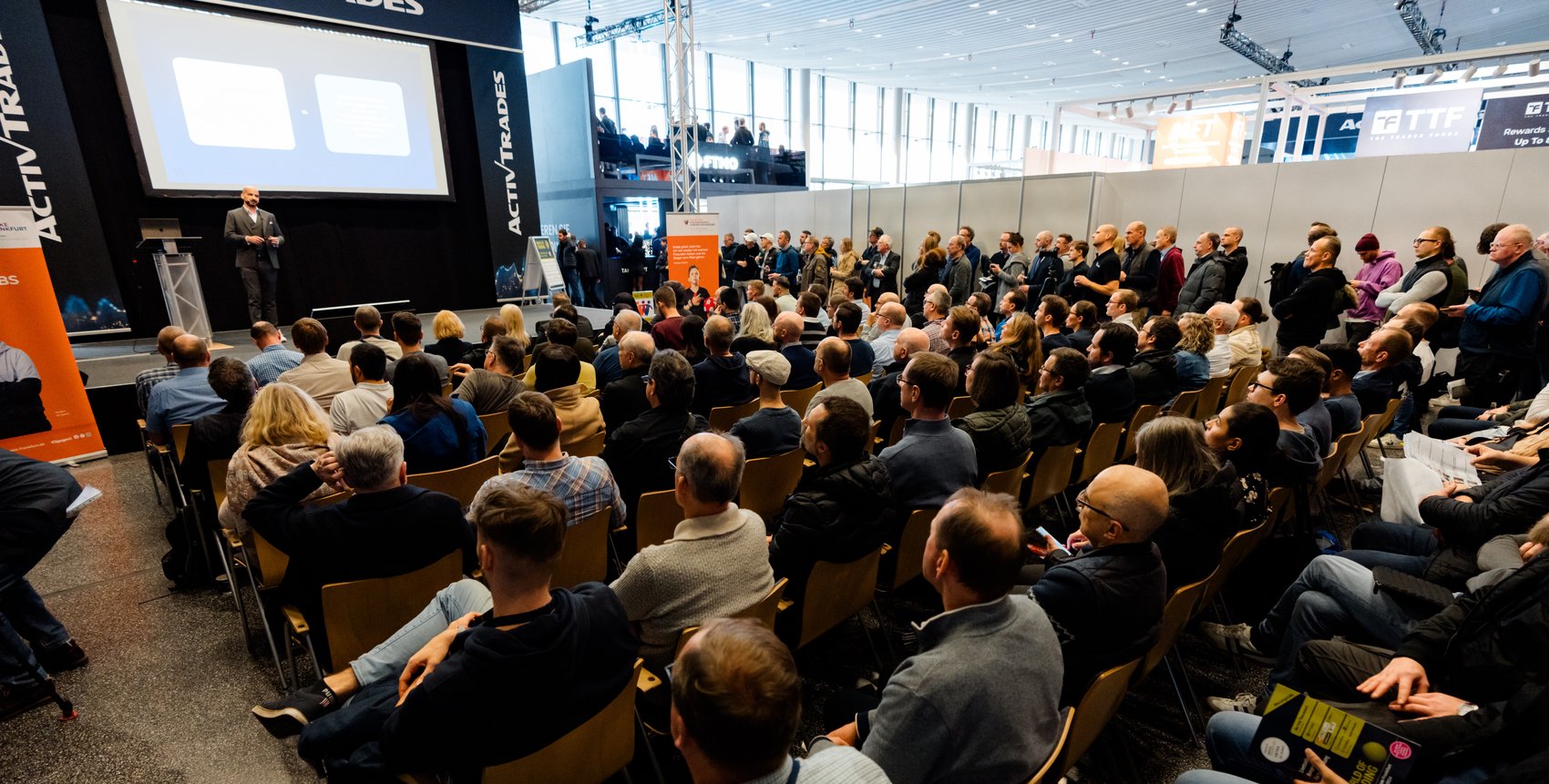 Thomas Hartmann auf der Bühne vor vollem Publikum bei einer Messe