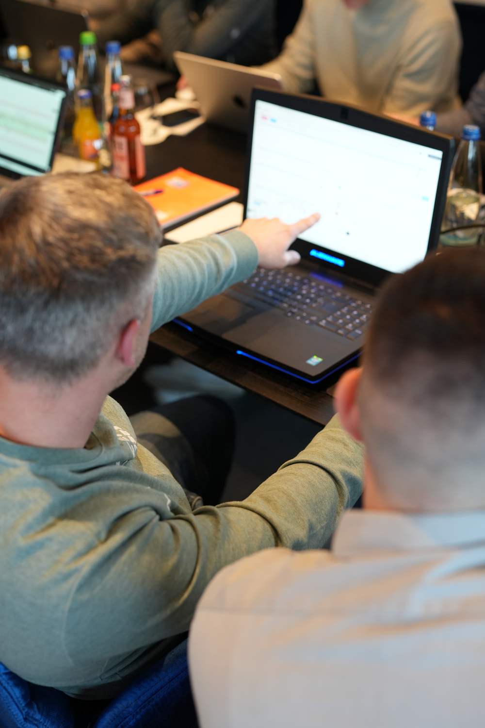 Zwei Teilnehmer besprechen ein Setup am Bildschirm