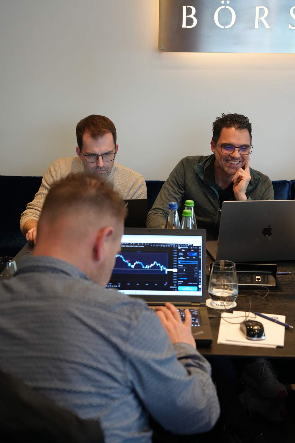 Thomas Hartmann gibt einem Teilnehmer direktes Feedback am Laptop