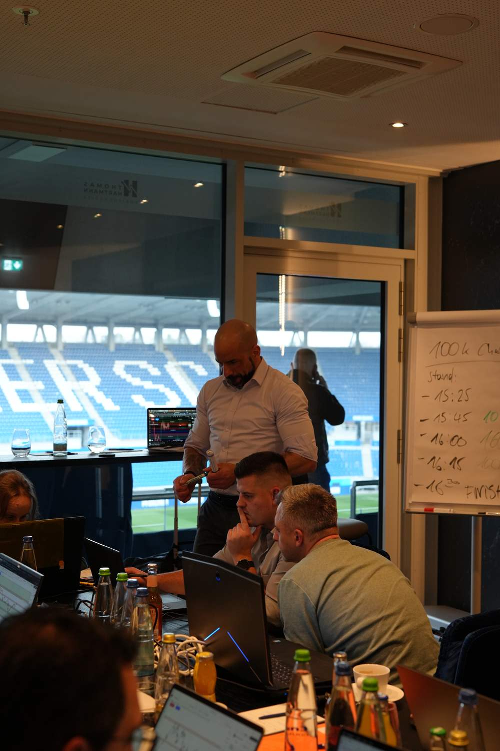 Bootcamp-Raum in der Business-Loge mit Blick ins Stadion